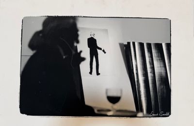 une photo en noir et blanc d'un homme debout devant un miroir