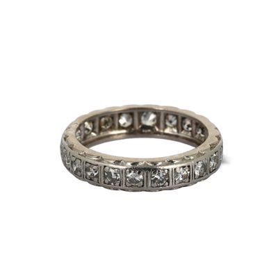 gros plan d'une bague en diamant sur fond blanc