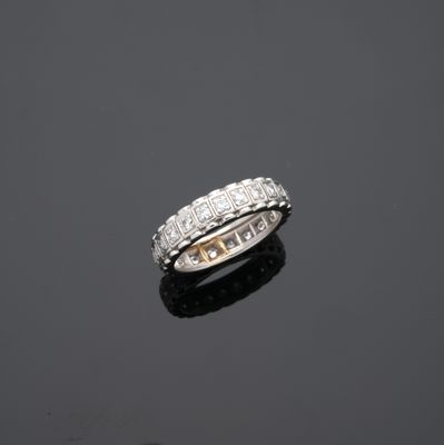 une bague demi-cercle sertie de diamants, signée Van Cleef