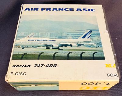 une boîte sur laquelle est représenté un avion