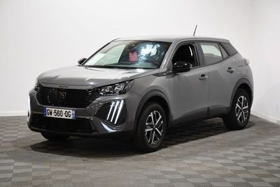 Le SUV gris est garé dans une pièce au sol carrelé.