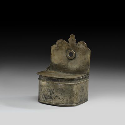 une vieille boîte en métal surmontée d'un oiseau