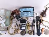 un grand nombre d'objets posés sur une table