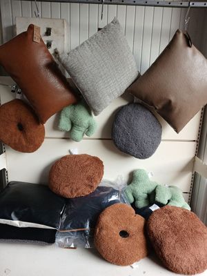 une pile d'oreillers et de peluches sur une étagère