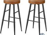 une paire de tabourets en cuir marron avec des pieds en métal