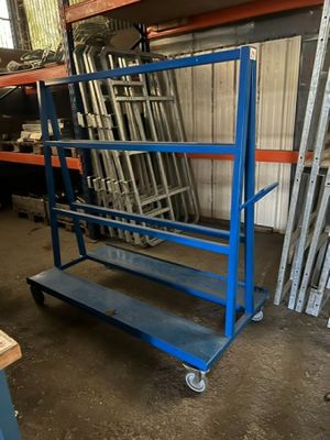 un chariot bleu qui se trouve dans un garage
