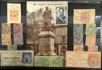 de nombreux timbres différents exposés dans une vitrine