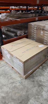 une grande pile de cartons sur une palette dans un entrepôt