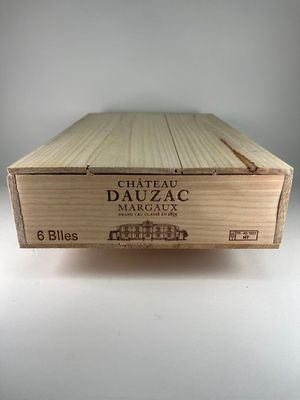 une boîte de vin posée sur une table