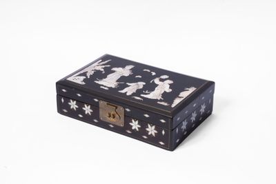 CHINE, XXe Coffret à bijoux en bois laqué noir à décor d'inc…