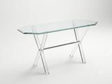 une table en verre transparent avec un piètement en métal et un plateau en verre transparent