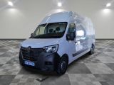 la photo d'une camionnette blanche sur un sol en damier