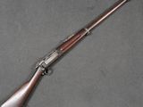 un fusil avec un canon en bois et une poignée en bois