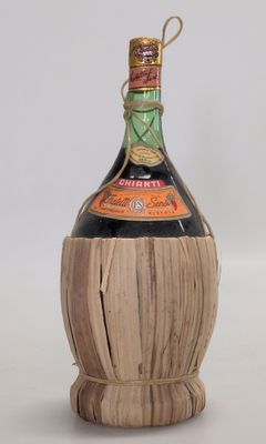 une bouteille d'alcool posée sur un support en bois
