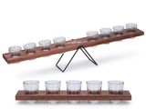 photophore en bois avec six tasses à thé disposées sur un socle