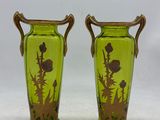 deux vases posés côte à côte sur une table