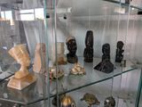 une vitrine en verre contenant de nombreux objets différents