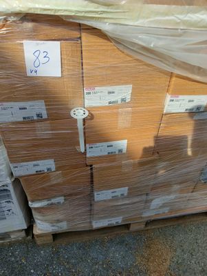 une palette remplie de cartons, sur laquelle se trouvent de nombreux cartons