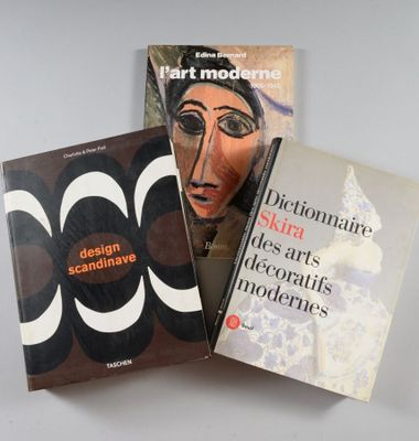 trois livres posés sur une table, sur fond blanc, avec une photo en noir et blanc
