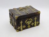 une petite boîte en bois ornée de motifs dorés