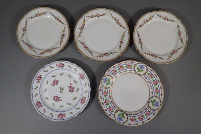 Ensemble d'assiettes en porcelaine du XIXe siècle comprenant…