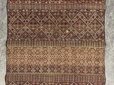 un vieux tapis orné d'un motif marron et marron