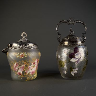 deux vases remplis de fleurs, surmontés d'une couronne