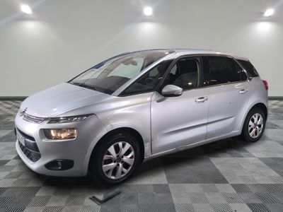une citrole argentée garée sur le sol en damier d'un garage