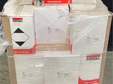 une pile de cartons posée sur une palette, surmontée d'un carton