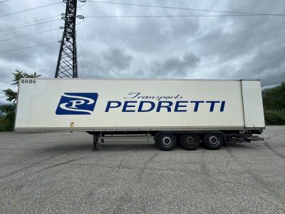 un camion semi-remorque garé dans un parking