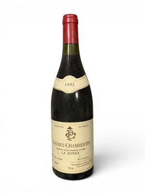une bouteille de vin posée sur une table