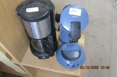 une cafetière bleue et une verseuse noire posées sur une étagère en bois
