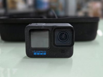 une caméra GoPro posée sur une table à côté d'un étui