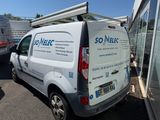 une camionnette blanche garée dans un parking