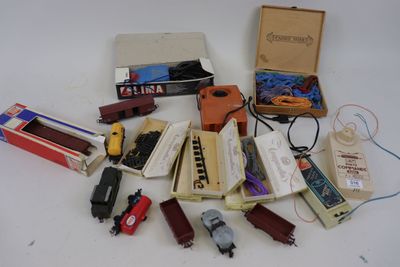 de nombreux types différents de petits trains dans une boîte
