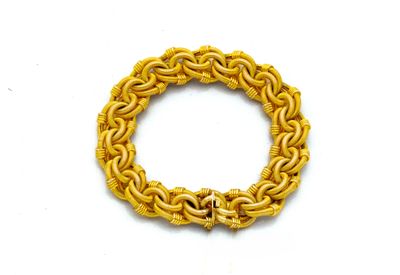 bracelet composé d'une corde jaune et de perles dorées sur un fond blanc