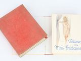 un livre rouge sur lequel figure l'image d'une femme