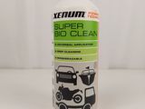 Une bouteille de « Super Clean » est posée sur une surface blanche