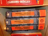 les livres sont empilés les uns sur les autres sur une étagère