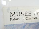 une pancarte accrochée au mur d'un musée sur laquelle on peut lire « musel »