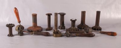 tout un tas d'outils de plomberie de toutes sortes sur la table
