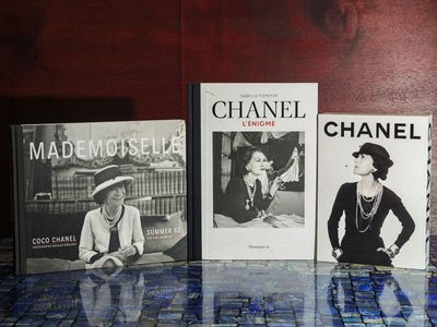 trois livres sont posés sur une table les uns à côté des autres