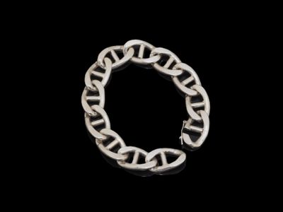 bracelet à chaîne argentée sur fond noir avec un fond noir