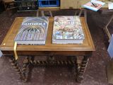 une table sur laquelle sont posés deux livres, dans une pièce