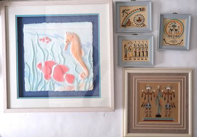 Lot de quatre tableaux sur sable et un tableau estampé figur…