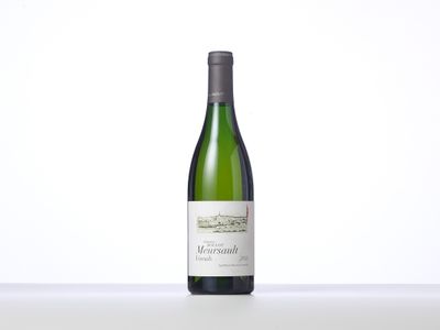 une bouteille de vin blanc posée sur une table