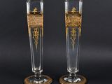 deux coupes à champagne ornées de motifs dorés sur fond noir
