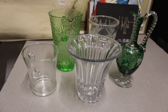 Ensemble de 2 vases et 3 pichets en verre et cristal