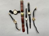 plusieurs types de montres sont présentés sur une surface blanche