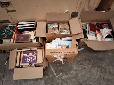 de nombreux cartons de livres posés sur le sol les uns à côté des autres